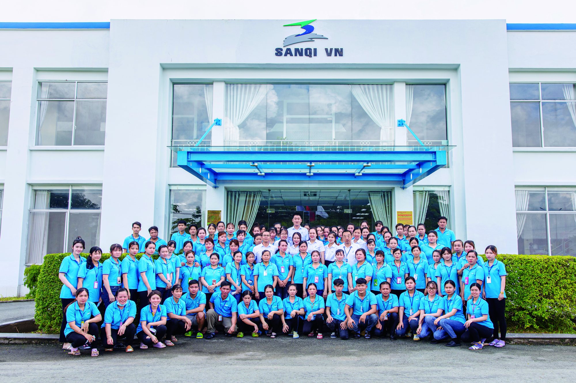 Sanqi factory employees gathered for a team photograph
