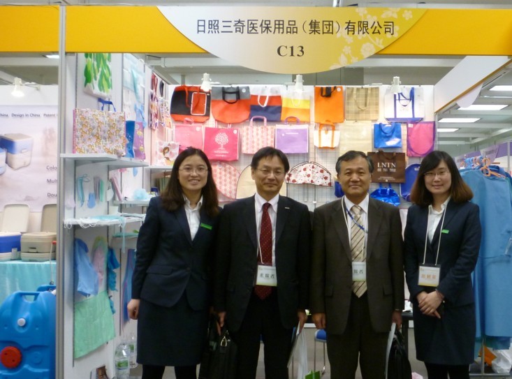 2012年三奇日本展会参展团队与展台