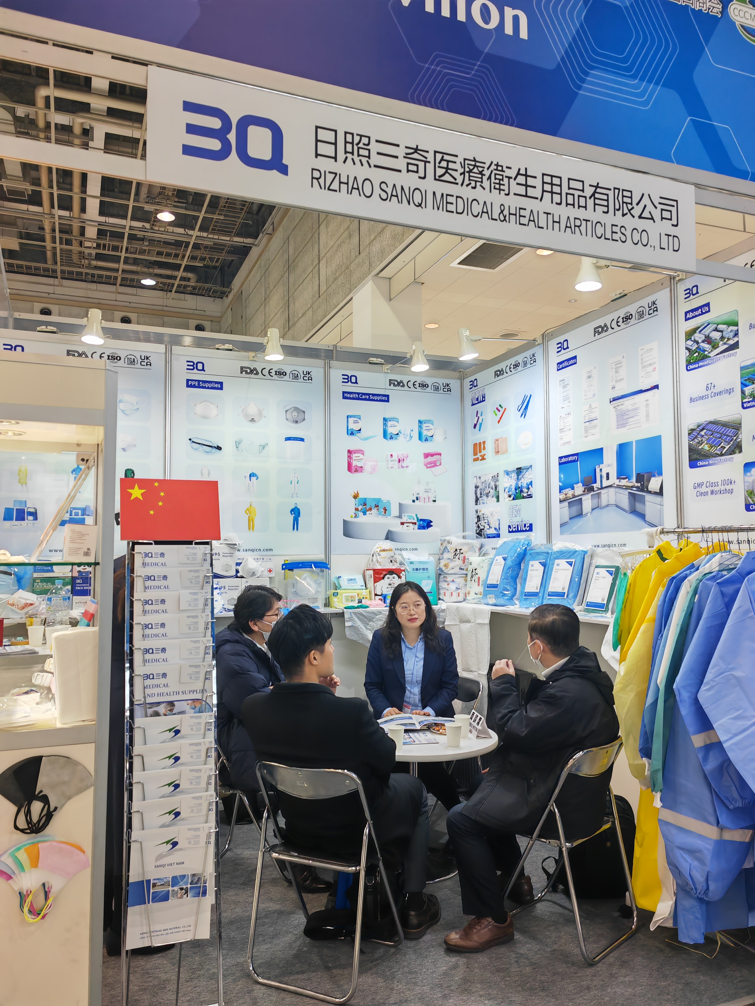2024日本大阪医疗展三奇展台与客户交流